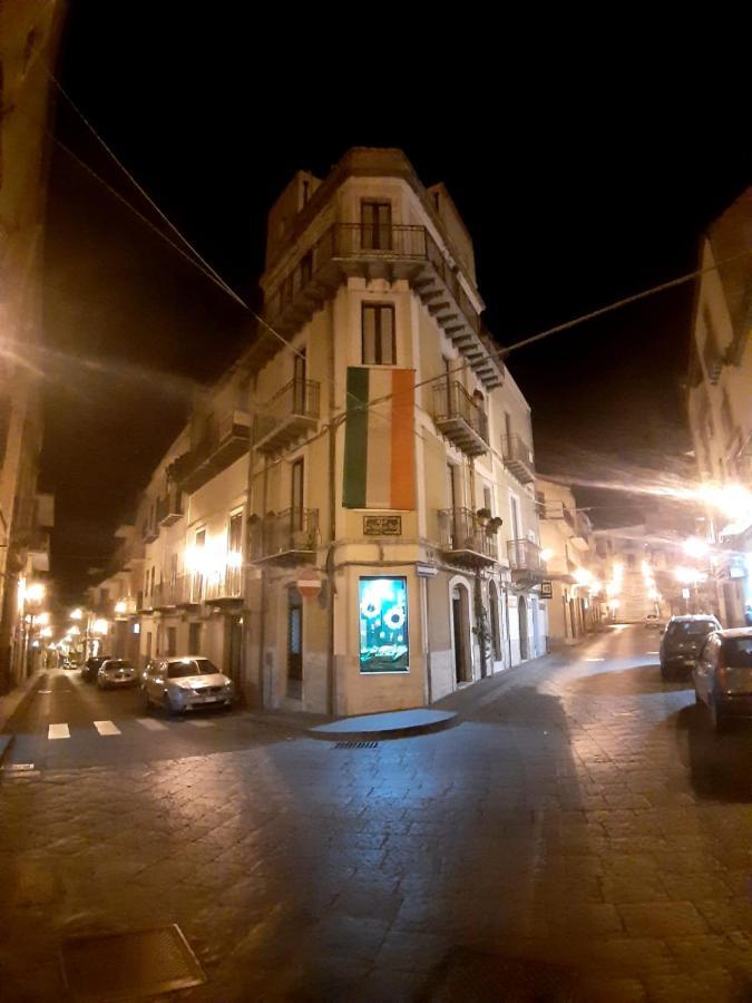 B&B L'Angolo Sulla Piazza Mirabella Imbaccari Eksteriør billede